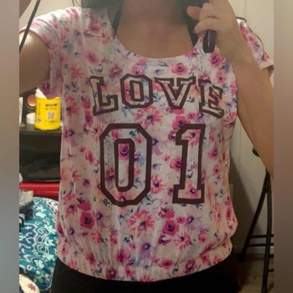 Floral Short Sleeve Shirt
Aeropostale “Love” Sz Medium Tee
Like New